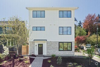 Building Photo - Montlake Townhome