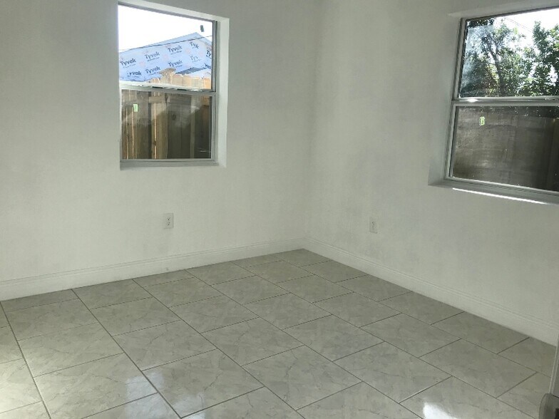 Building Photo - 3619 E 33rd Ave