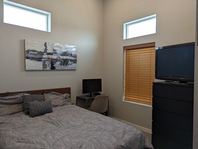 Building Photo - 1621 West 67th Cir