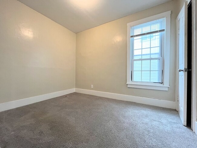 Building Photo - 501 Plymouth Ave