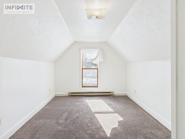 Building Photo - Downtown Charmer! 1st Month Free!