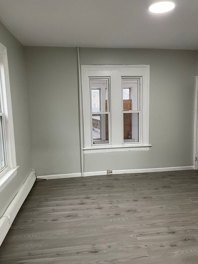 Building Photo - Fully renovated 6 bedroom single family ho...
