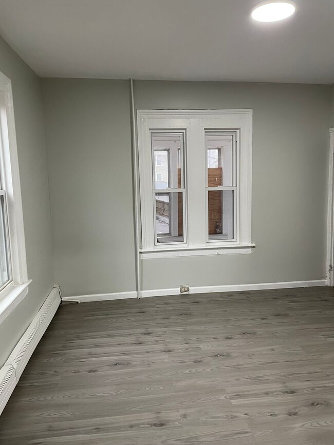 Building Photo - Fully renovated 6 bedroom single family house