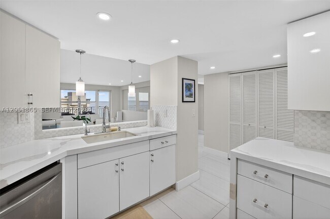 Building Photo - 3000 E Sunrise Blvd