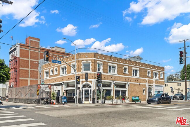 Building Photo - 1001 Main St