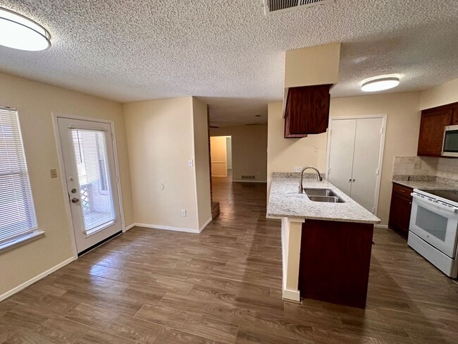 Building Photo - 2 bedroom 2 bathroom Duplex in 76015