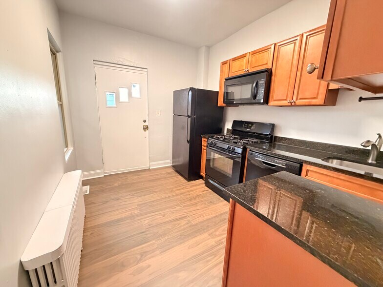 Building Photo - 122 Maple Ter