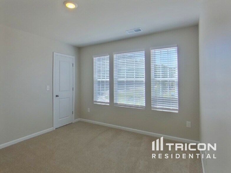 Building Photo - 2153 Trollinger Dr