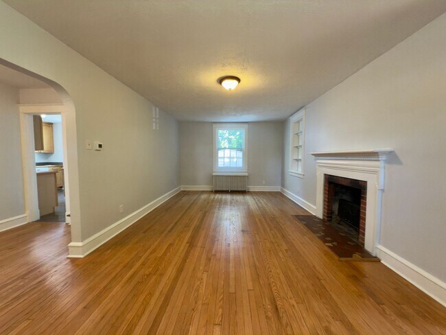Building Photo - Charming Home!