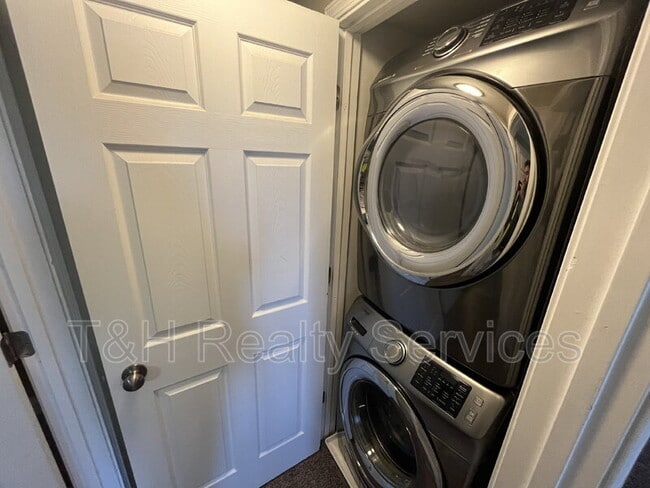 Building Photo - 1090 Greenwood Trail W Dr