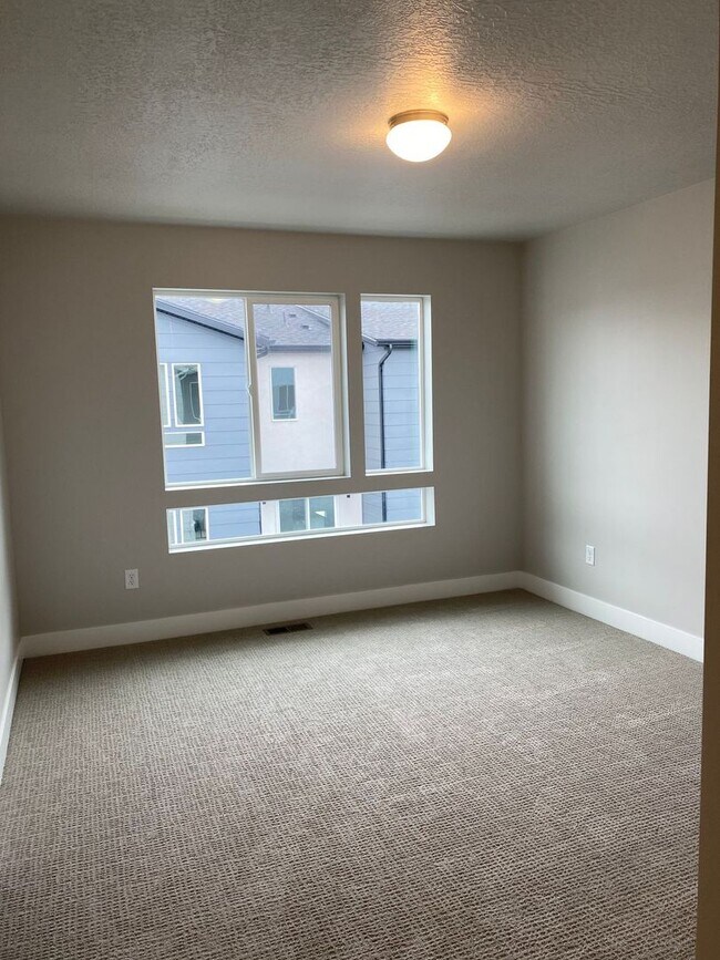 Building Photo - 2 WEEKS FREE - 4 Bed 3 Bath Townhome Available mid-July in American Fork!
