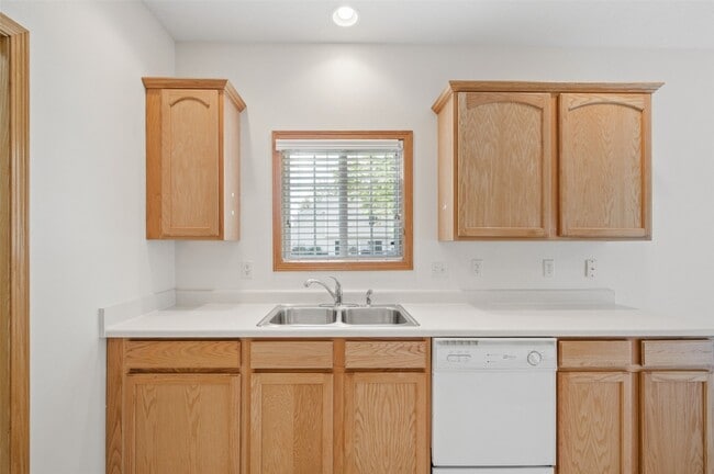 Building Photo - Village Run Avenue