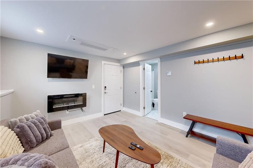 Building Photo - 44 Hall St