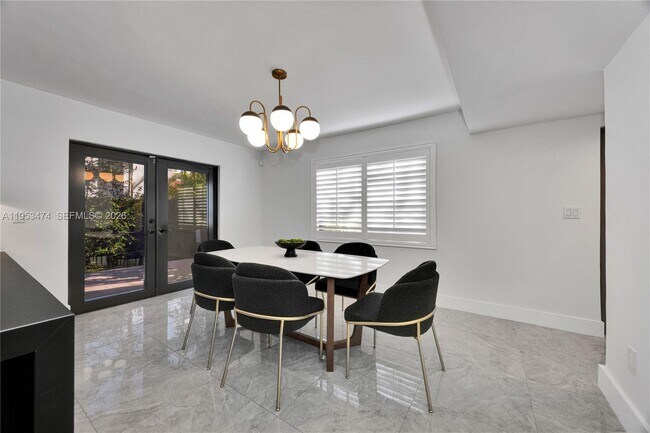 Building Photo - 1117 Alberca St