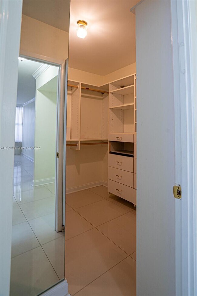 Building Photo - 2500 Parkview Dr