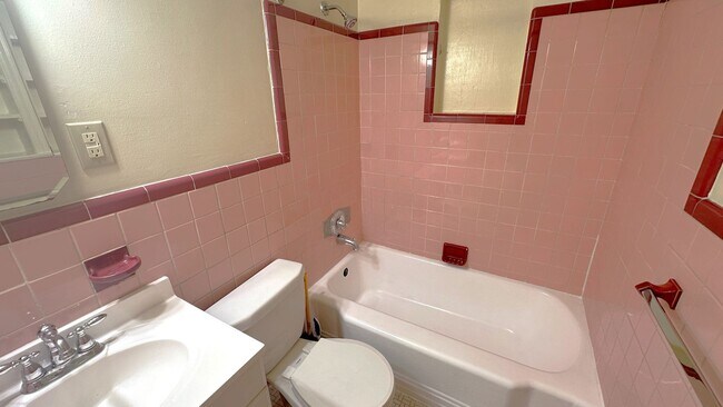 Building Photo - MIDTOWN 3/2 w/ Beautiful Wood Floors, Newer Paint, Inside Utility Area, & More! $1695/month Avail...