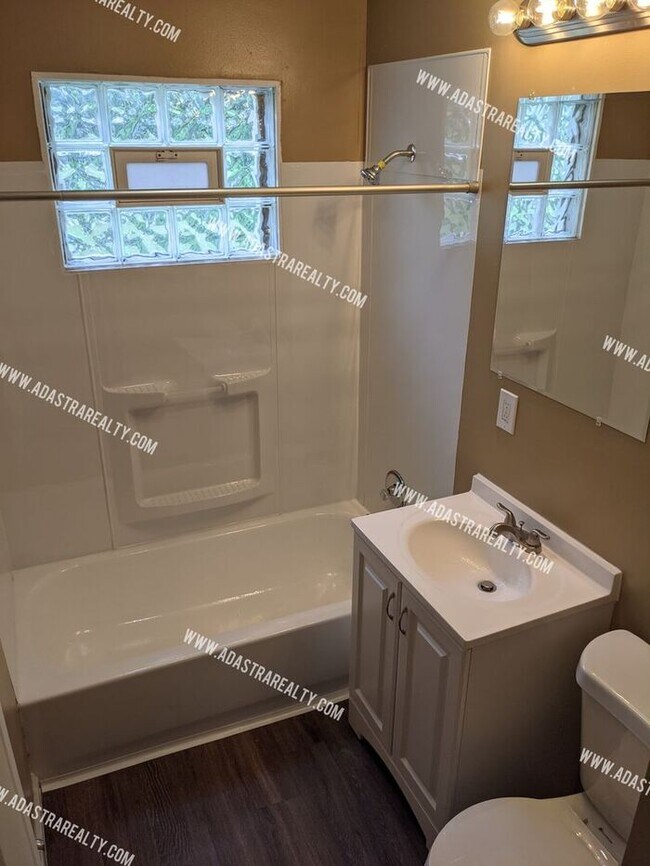 Building Photo - Updated South KCMO Home-Available in JUNE!!