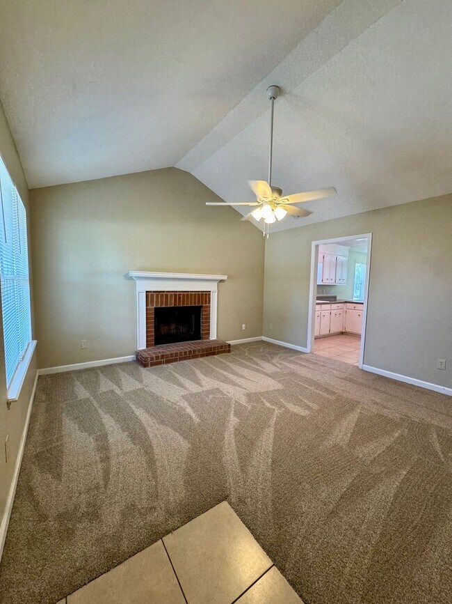 Building Photo - Charming 3 Bedroom, 2 Bath Home Available Now!