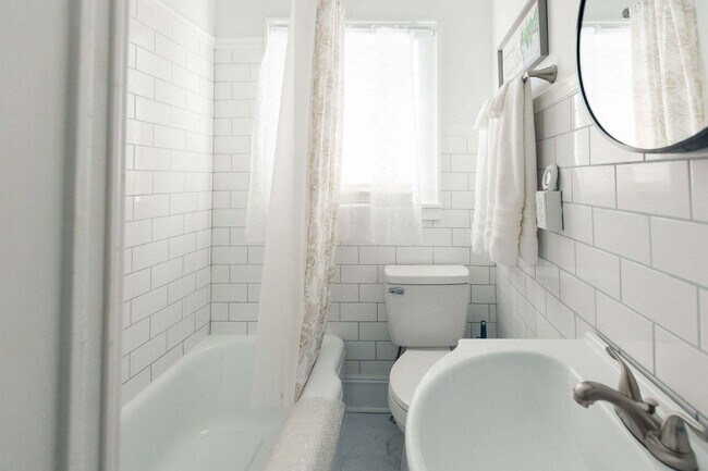 Building Photo - 145 Midway St