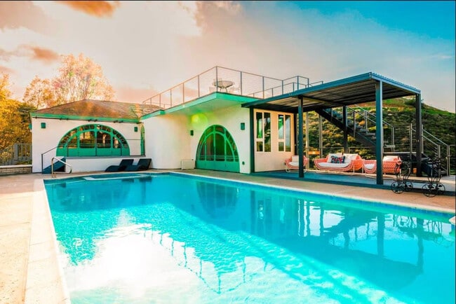 Building Photo - 30185 Vía Maria Elena