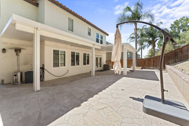 Building Photo - "Spacious 3-Bedroom Retreat with Modern Co...
