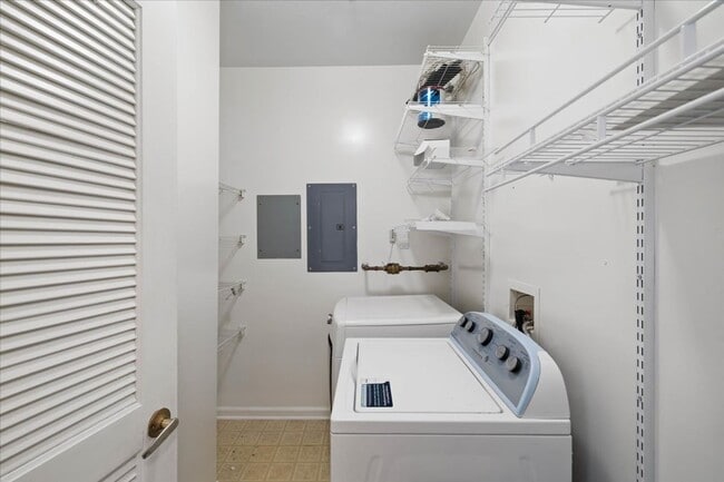 Building Photo - Spacious Condo in Knollwood – Pool, Gym an...