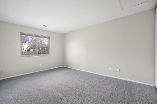 Building Photo - Charming 3-Bedroom Condo with Updated Feat...