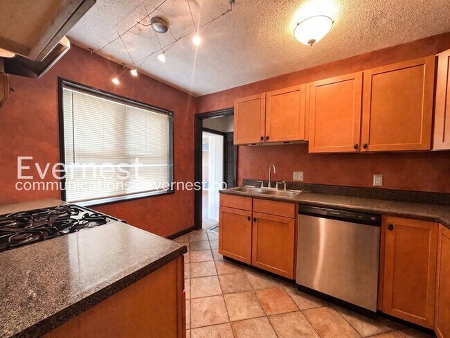 Building Photo - 2 Bed, 1.5 Bath Home with Attached Garage / Available Now!