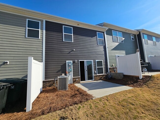 Building Photo - Like New Town Home in Kellerton Place, Monroe!