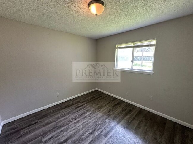 Building Photo - 2 bd/1 ba Duplex - 6205 E 152nd Terr #B, Grandview, MO 64030- Fresh interior - Rent $825