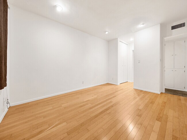 Building Photo - 7767 Hollywood Blvd