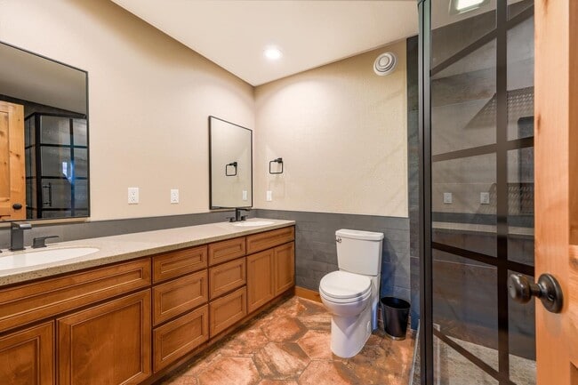 Building Photo - 3 Bed 2.5 Bath Home in the Hills