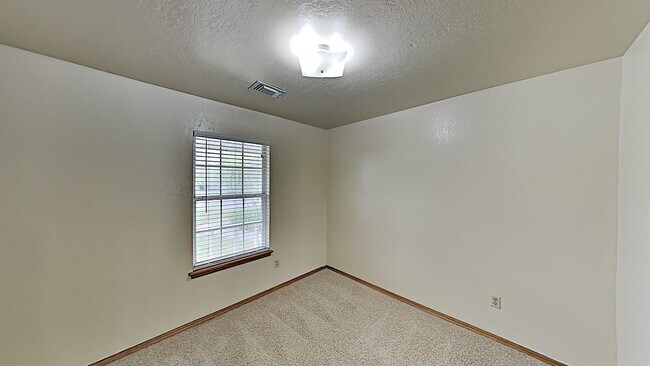 Building Photo - A Beautiful Spacious 3 Bedroom 2 Bathroom Home in Mustang Schools