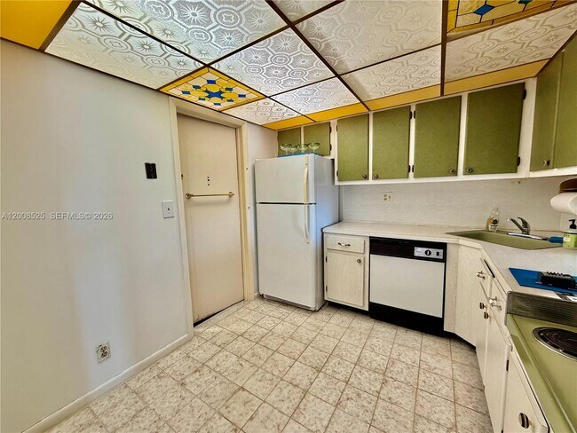 Building Photo - 1410 S Ocean Dr