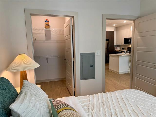 Building Photo - 320 Goll St