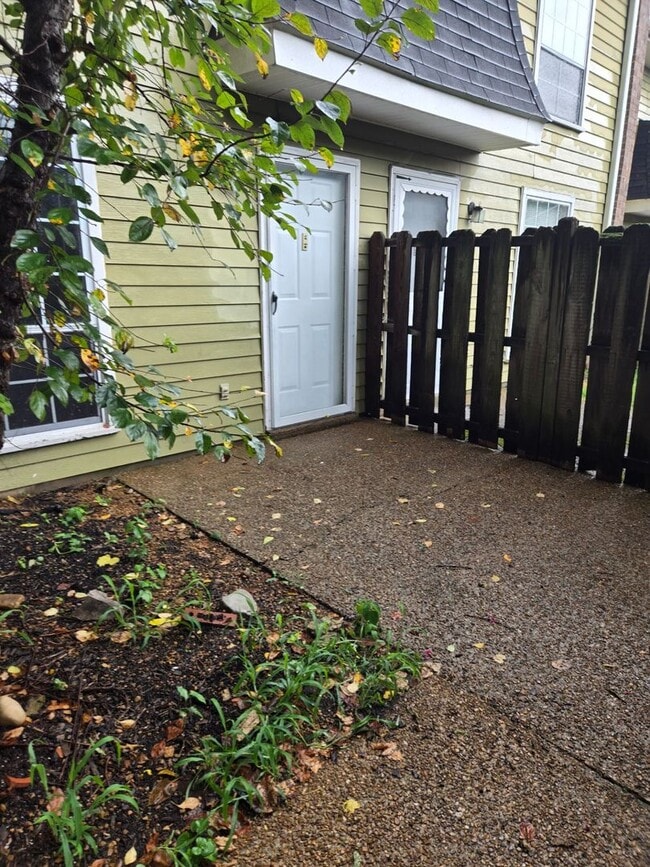 Building Photo - 1 Bedroom, 1.5 Bath Townhouse