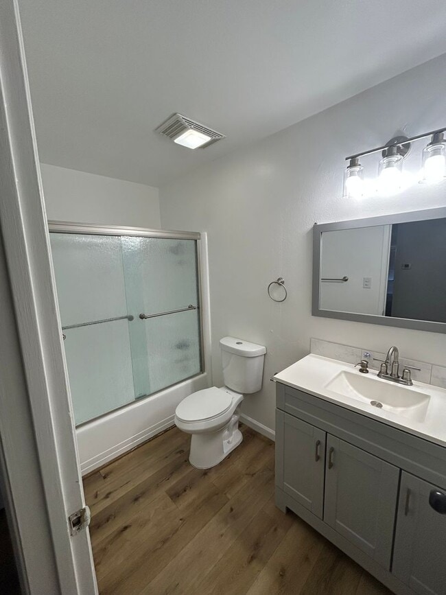 Building Photo - Spacious and lovely 2 bedroom 2 bath Condo...