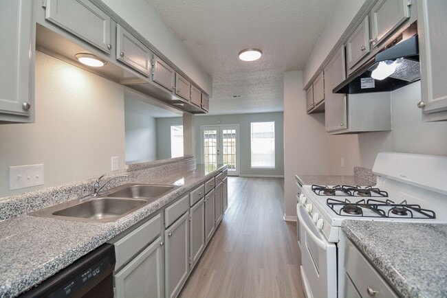 Building Photo - Perfect Townhouse ready for you!