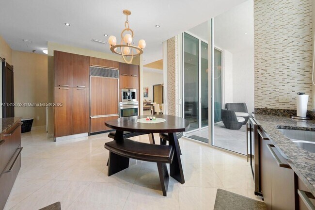 Building Photo - 16001 Collins Ave