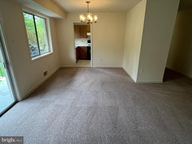 Building Photo - 10624 Kenilworth Ave