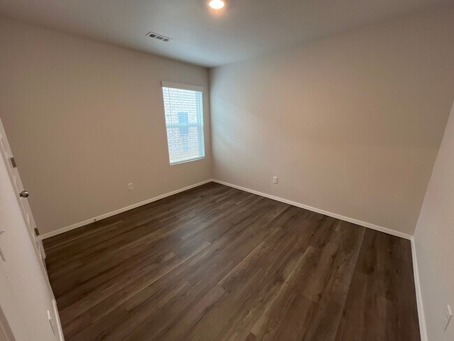 Building Photo - 3085 Vail Ave