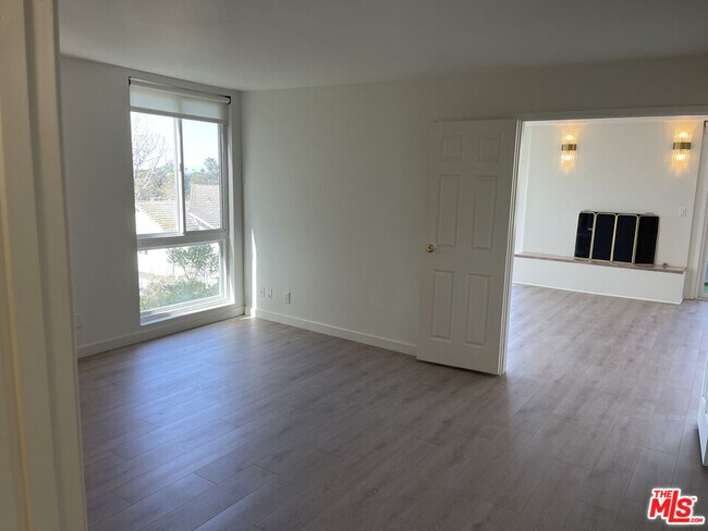 Building Photo - 15480 Antioch St