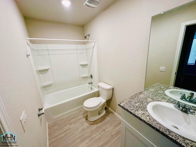 Building Photo - Bright & Move-In Ready 3 Bed / 2 Bath Home...