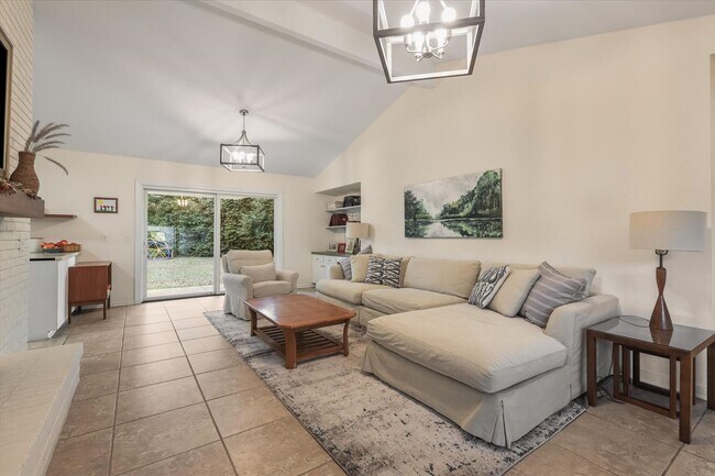 Building Photo - Mid-Century Home in Killearn Estates