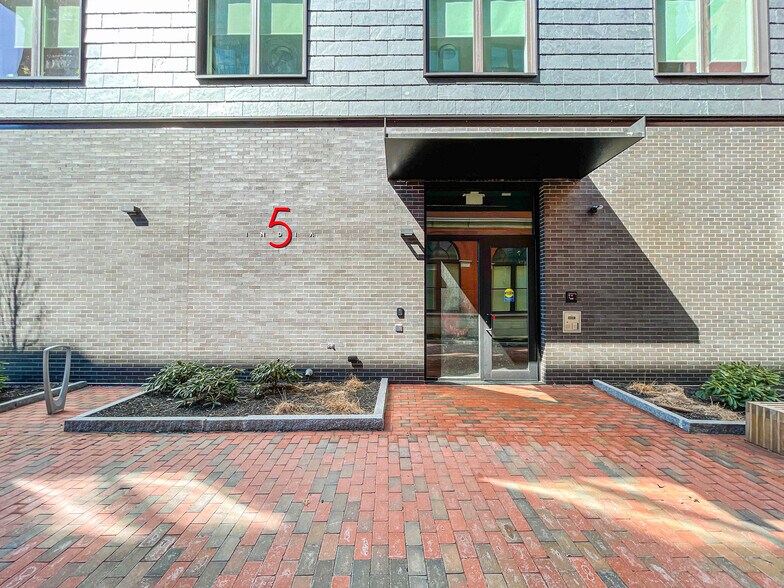 Building Photo - 5 India St