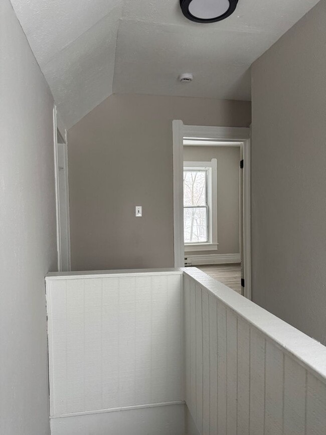 Building Photo - Charming 4-Bedroom Property in Prime Location