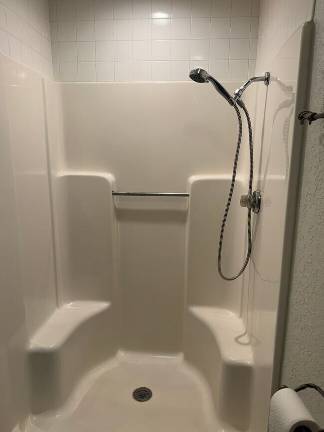 Building Photo - 3 bedroom, 2 bathroom, 2 car garage in Sou...