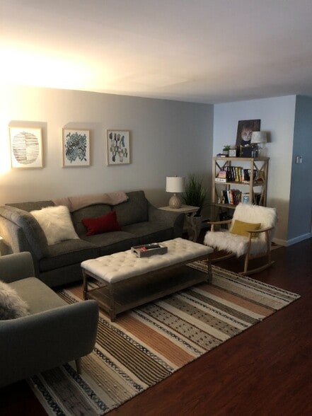 Building Photo - 21 Blossom Ln