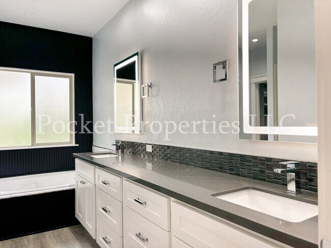 Building Photo - 874 E Forest Ridge Ct