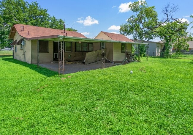 Building Photo - 220 NE 3rd St